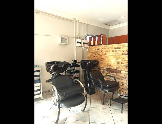 48M² BUSINESS CENTRE TO LET IN HALFWAY GARDENS